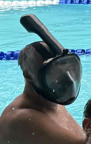 Persona usando una máscara de snorkel completa